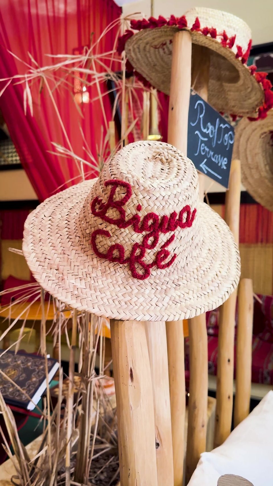 A straw hat embroidered with 'Bigua café'
