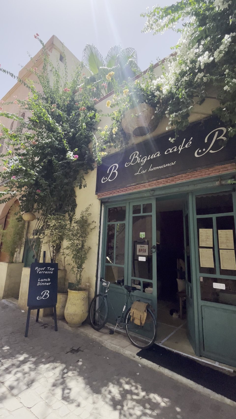 L'entrée fleurie du Bigua Café, cachée dans une ruelle de la médina de Marrakech